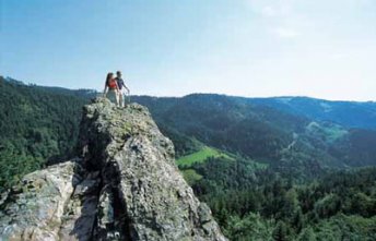 Zwei Personen auf einem Schwarzwaldgipfel