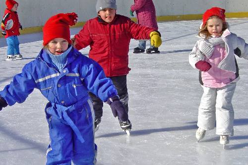 Kinder beim Schlittschuhlaufen